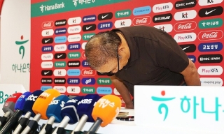 Ông Park Hang-seo cúi đầu xin lỗi khi Hàn Quốc thất bại ở World Cup