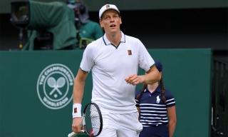 Sinner vượt khó, tiếp tục bảo vệ ngôi vương Wimbledon