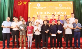 Bắc Ninh: Trao 195 triệu đồng hỗ trợ các hộ gia đình hoàn cảnh đặc biệt khó khăn
