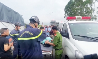 Công an Bắc Ninh kịp thời giải cứu 2 nạn nhân mắc kẹt sau tai nạn giao thông