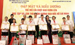 8 học sinh mồ côi, vượt khó được biểu dương tại Chương trình "Hoa dâng Bác"