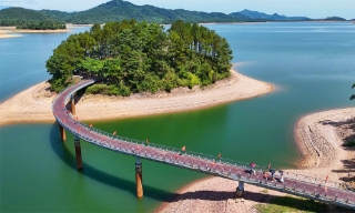 Vẻ đẹp kì vĩ của hồ Kẻ Gỗ