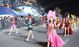 Rực rỡ sắc màu Carnival đường phố Festival Biển Khánh Hòa 2026