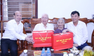 Bắc Ninh: Phó Chủ tịch UBND tỉnh Ngô Tân Phượng thăm, tặng quà người có công tại phường Phù Khê