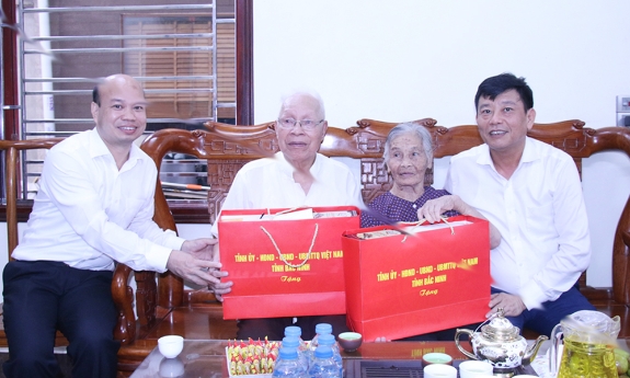 Bắc Ninh: Phó Chủ tịch UBND tỉnh Ngô Tân Phượng thăm, tặng quà người có công tại phường Phù Khê