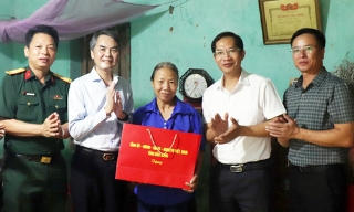 Trưởng Ban Tổ chức Tỉnh ủy Bắc Ninh thăm, tặng quà người có công tại xã Trường Sơn