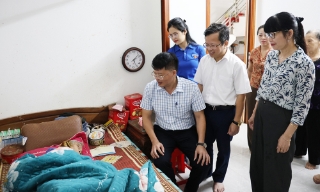 Báo và Phát thanh, Truyền hình Bắc Ninh thăm, tặng quà Mẹ Việt Nam Anh hùng Đỗ Thị Yên