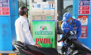 Bộ Công Thương điều chỉnh giá xăng dầu, E10RON95-III tăng ở mức 22.859 đồng/lít.