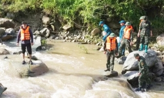 Lực lượng quân đội Sơn La hỗ trợ tìm kiếm các nạn nhân do mưa lũ