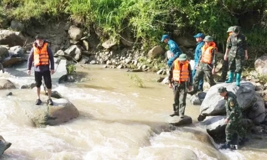 Lực lượng quân đội Sơn La hỗ trợ tìm kiếm các nạn nhân do mưa lũ