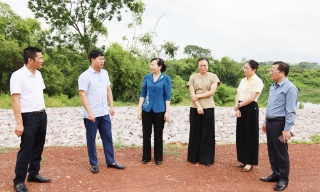 Chủ tịch Uỷ ban MTTQ tỉnh Nguyễn Thị Hà kiểm tra việc dùng quỹ hỗ trợ thiên tai tại xã Tiên Lục