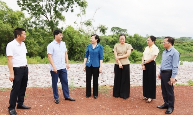  Chủ tịch Uỷ ban MTTQ tỉnh Nguyễn Thị Hà kiểm tra việc dùng quỹ hỗ trợ thiên tai tại xã Tiên Lục