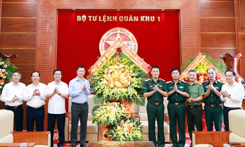  Phó Bí thư Tỉnh ủy Trần Huy Phương thăm, chúc mừng Tư lệnh Quân khu 1