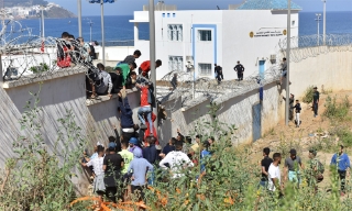 Maroc ngăn chặn hàng trăm người tìm cách vượt biên vào Ceuta