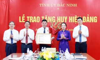 Trao tặng Huy hiệu Đảng cho Bí thư Tỉnh ủy Nguyễn Hồng Thái và Phó Bí thư Thường trực Tỉnh ủy Nguyễn Thị Hương