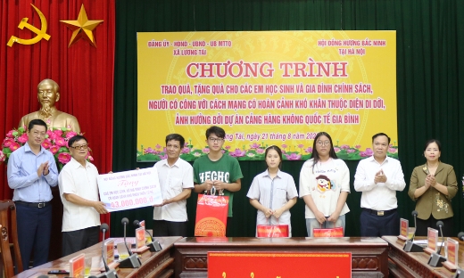 Hội đồng hương Bắc Ninh tại Hà Nội tặng quà người dân vùng Dự án Cảng hàng không quốc tế Gia Bình