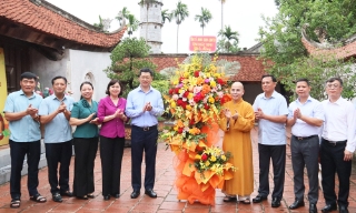 Phó Bí thư Tỉnh ủy Trần Huy Phương thăm, tặng quà nhân lễ Vu Lan tại chùa Bút Tháp