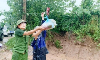 Bắc Ninh: Drone, ròng rọc đưa nhu yếu phẩm đến người dân vùng lũ bị cô lập