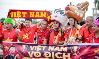 Cổ động viên mở hội trước sân Mỹ Đình trước trận chung kết giữa Việt Nam và Thái Lan