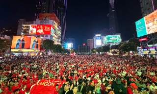 Nhiều nơi lắp màn hình lớn, bắn pháo sáng cổ vũ tuyển Việt Nam