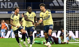 Saka ghi bàn, Arsenal duy trì mạch trận toàn thắng