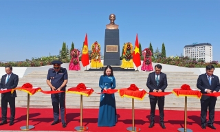 Phó Chủ tịch nước dự lễ khánh thành Tượng đài Chủ tịch Hồ Chí Minh ở Kyrgystan