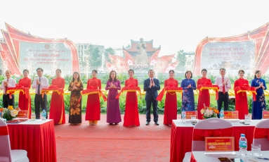  Các đồng chí lãnh đạo tỉnh dự lễ khánh thành Đền thờ Bác Hồ và công viên Văn Miếu 