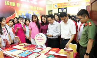 Thư viện Bắc Ninh trưng bày tư liệu "Bắc Ninh - hội tụ truyền thống, kiến tạo tương lai"