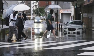 Bão Dujuan áp sát Tokyo, giao thông Nhật Bản đảo lộn trong kỳ nghỉ