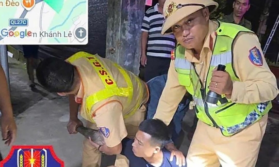Cảnh sát giao thông bắt 1 trong 4 phạm nhân trốn Trại giam A2