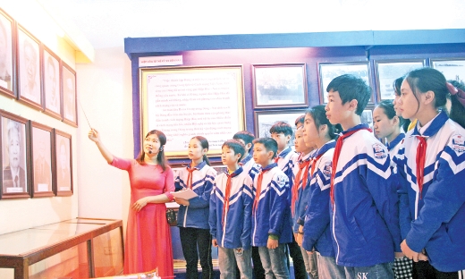 Xã Hoàng Vân: Thăm ATK II, trẩy hội bánh chưng Vân