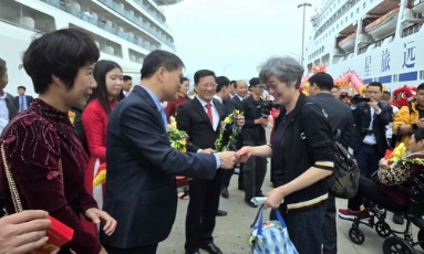  Hạ Long đón gần 2.400 du khách quốc tế “xông đất” ngày đầu Xuân Bính Ngọ