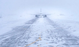 Mỹ: Bão tuyết lớn làm tê liệt hoạt động hàng không nhiều nơi tại bờ Đông