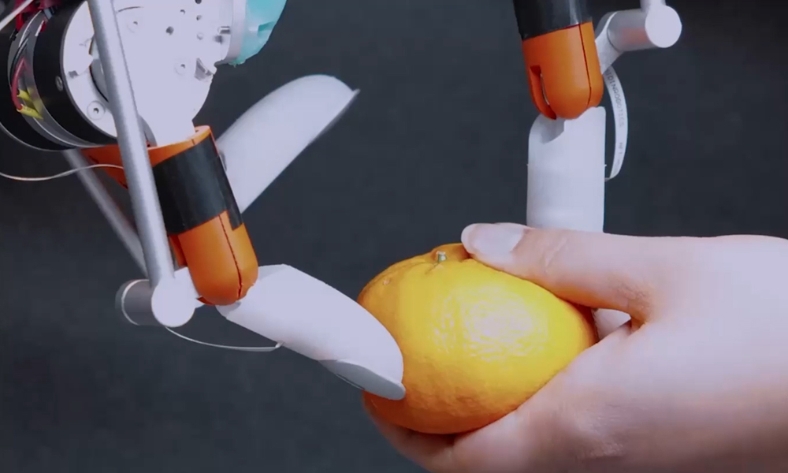 Đột phá robot dùng móng tay bóc vỏ cam, nhặt đồng xu