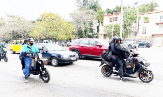 Tháo gỡ rào cản, đưa hàng viện trợ đến Cuba