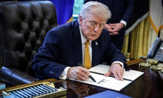 Lần đầu tiên trong lịch sử tiền giấy USD sẽ được in chữ ký của Tổng thống Trump