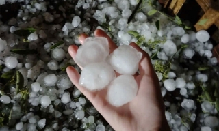 Mưa đá hạt to trút xuống Bắc Hà