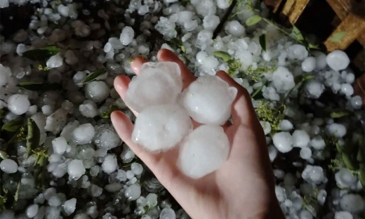 Mưa đá hạt to trút xuống Bắc Hà