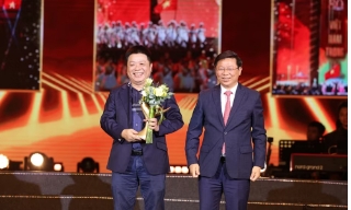 Chương trình nghệ thuật đặc biệt "Tổ quốc trong tim" được trao Kỷ niệm chương Cống hiến