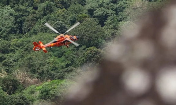 Rơi trực thăng giữa rừng rậm ở Indonesia, 8 người thiệt mạng