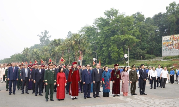 Tổng Bí thư, Chủ tịch nước Tô Lâm dâng hương tưởng niệm các Vua Hùng