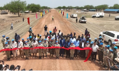  Bộ đội Việt Nam làm tuyến đường dài 37 km cho người dân châu Phi