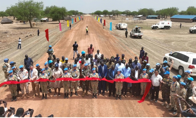  Bộ đội Việt Nam làm tuyến đường dài 37 km cho người dân châu Phi