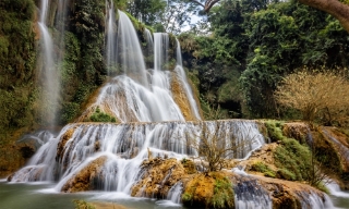 Tắm thác giải nhiệt, hái mận đầu mùa ở Mộc Châu dịp 30/4