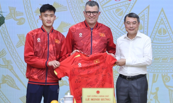 Thủ tướng Lê Minh Hưng gặp mặt, chúc mừng đội tuyển bóng đá U17 Việt Nam