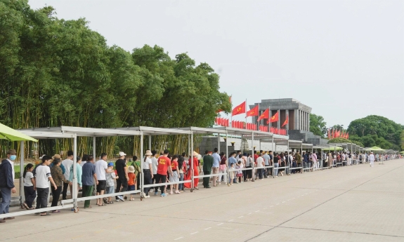 Hơn 20.000 người vào Lăng viếng Chủ tịch Hồ Chí Minh sáng 30/4