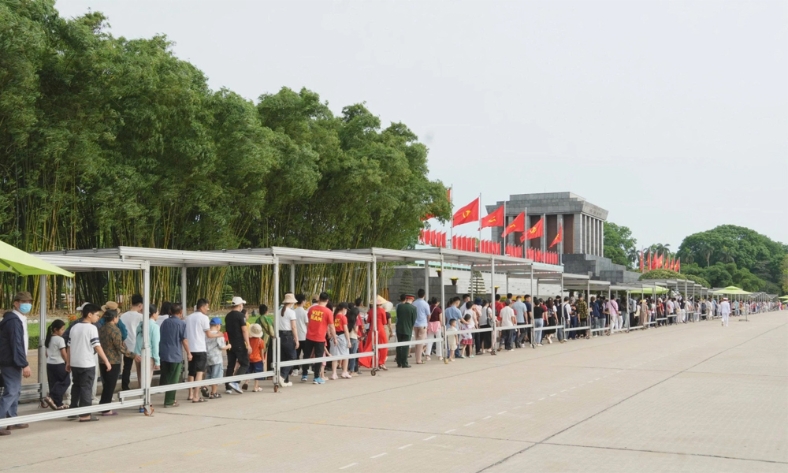  Hơn 20.000 người vào Lăng viếng Chủ tịch Hồ Chí Minh sáng 30/4