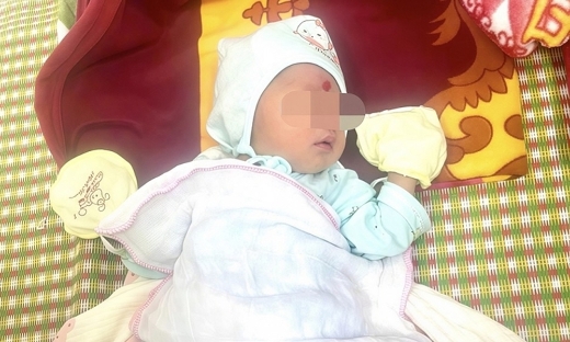 Bắc Ninh: Bé trai sơ sinh bị bỏ trước cổng chùa, kèm thư nhờ cưu mang