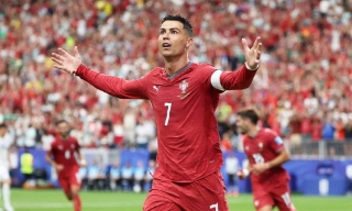 C.Ronaldo ghi 2 bàn và lập kỷ lục, Bồ Đào Nha đại thắng tưng bừng