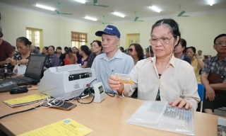 Đề xuất giảm dần tuổi bắt đầu hưởng trợ cấp hưu trí xã hội xuống 70 tuổi